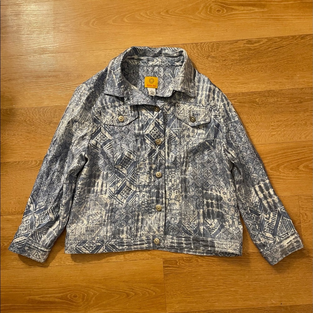 78% Cotton, 21% Polyester, 1% Spandex
Shirt Jacket
Shiny accents